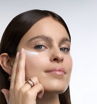 20252803 Oap Revitalift Filler Glass Skin Application 1 Na Dmi Na Na Digital Dmi